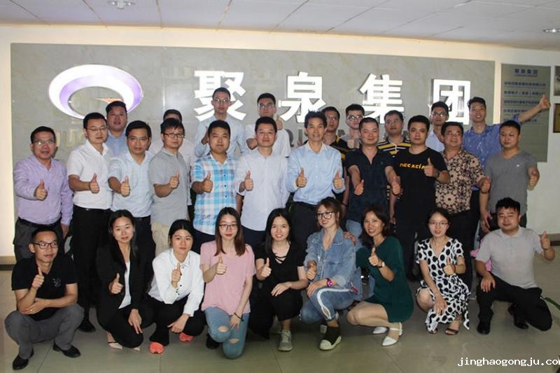伟德客户端app下载安装教程图片科技获得守合同重信用工作人员留影